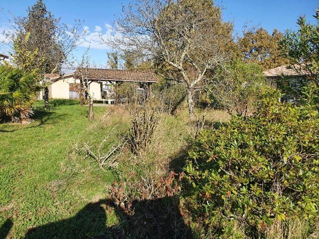 Vente d’un grand terrain de 1100 m2 dans un secteur résidentiel au cœur de la commune MONTUSSAN