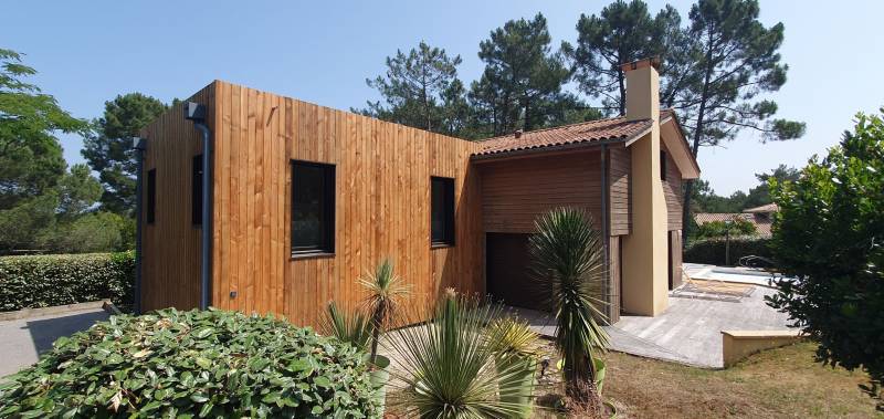 Extension contemporaine en ossature bois d'une maison traditionnelle à Lacanau