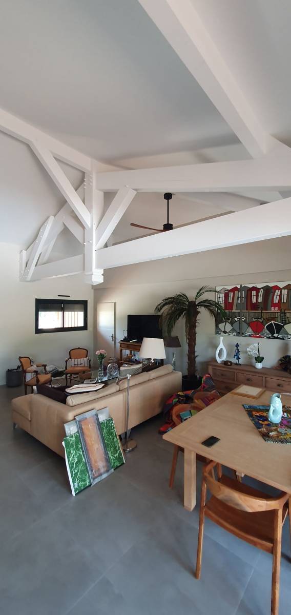 MOB : Charpente traditionnelle sur séjour d'une maison neuve en bois en Gironde