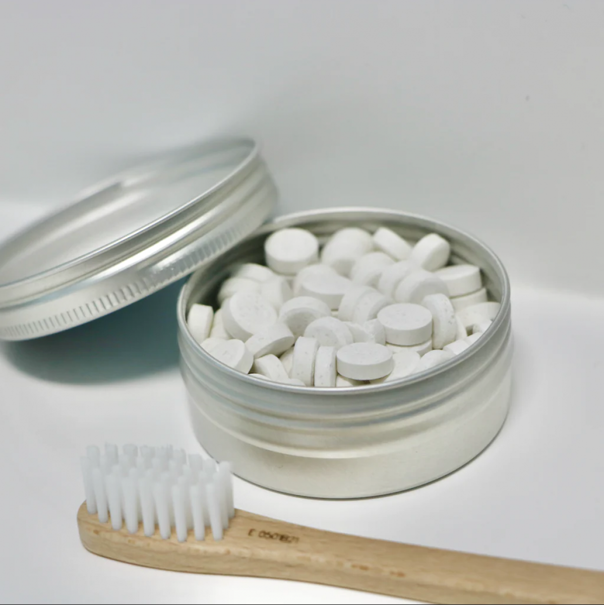 Pastilles de dentifrice à croquer et brosse à dent en bambou/bois