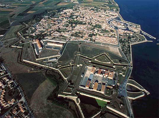 Terrain constructible à Cussac Fort Médoc en lotissement pour une maison en bois